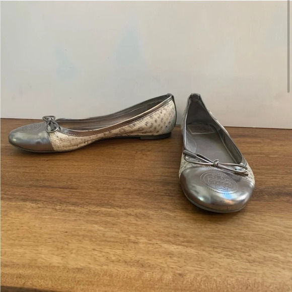 Tory Burch Verbena snakeskin silver ballet flats shoes- Size 8.5 - Picture 3 of 7